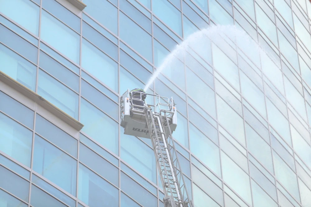 Cảnh sát cấm đường để hơn 1.500 người diễn tập chữa cháy ở mPlaza