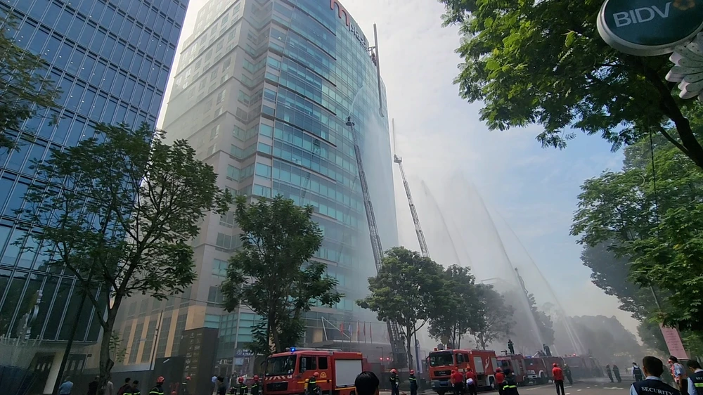 Cảnh sát cấm đường để hơn 1.500 người diễn tập chữa cháy ở tòa nhà Mplaza