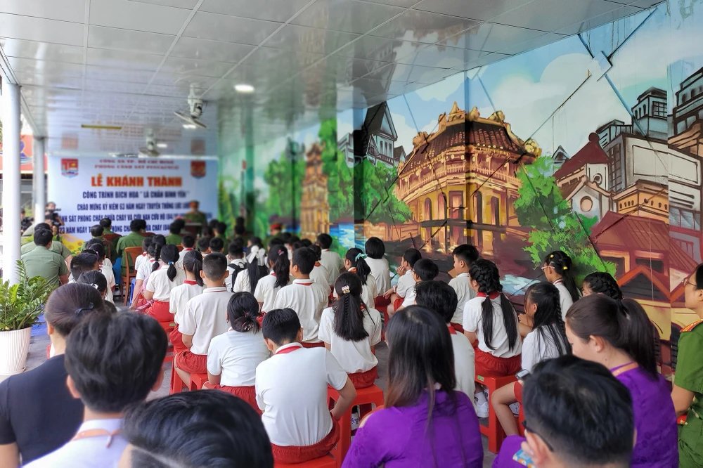 Khánh thành bích họa ‘Lá chắn bình yên’ 32m2 ở PC07