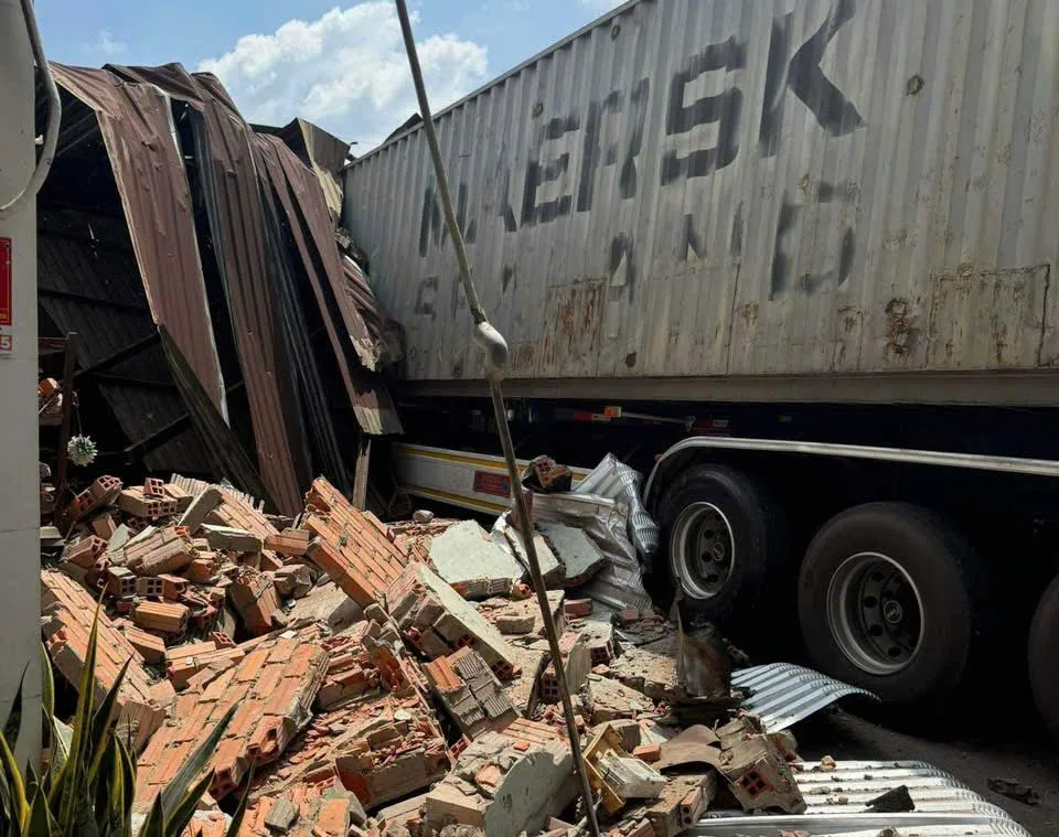 Xe container lao vào nhà dân, tài xế mắc kẹt chết trong cabin