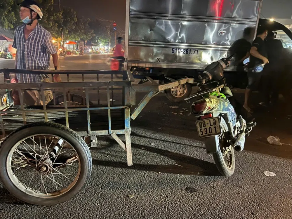 Cơ quan chức năng lập biên bản xử lý, tạm giữ nhiều phương tiện vi phạm. Ảnh: CA Công an kiểm tra, xử lý xe cơ giới, xe ba bốn bánh tự chế ở Chợ đầu mối Hóc Môn