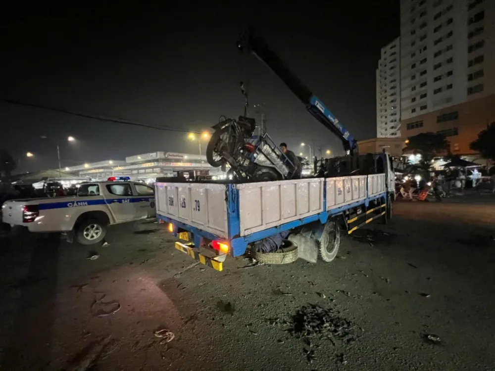 Tổ công tác đưa các phương tiện vi phạm về nơi tạm giữ để xử lý. Ảnh: CA cong-an-kiem-tra-xu-ly-xe-co-gioi-xe-ba-bon-banh-tu-che-o-cho-dau-moi-hoc-mon.jpg