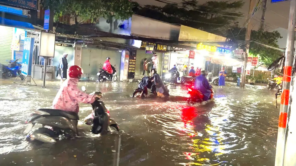 Mưa lớn, nhiều tuyến đường ở TP Thủ Đức thành 'biển nước'