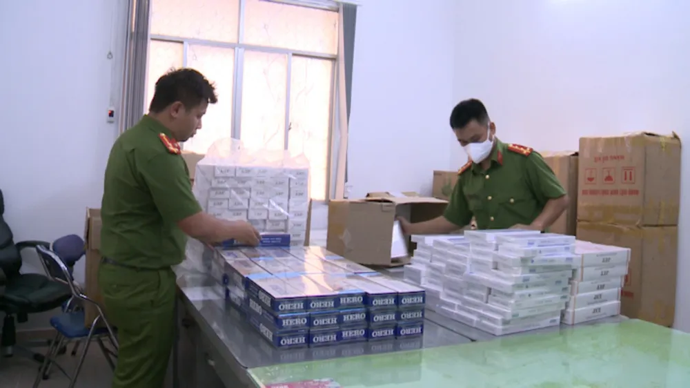 Công an thu giữ số lượng lớn thuốc lá lậu . Ảnh: CA Người đứng đằng sau kho thuốc lá lậu ‘khủng’ ở quận 7