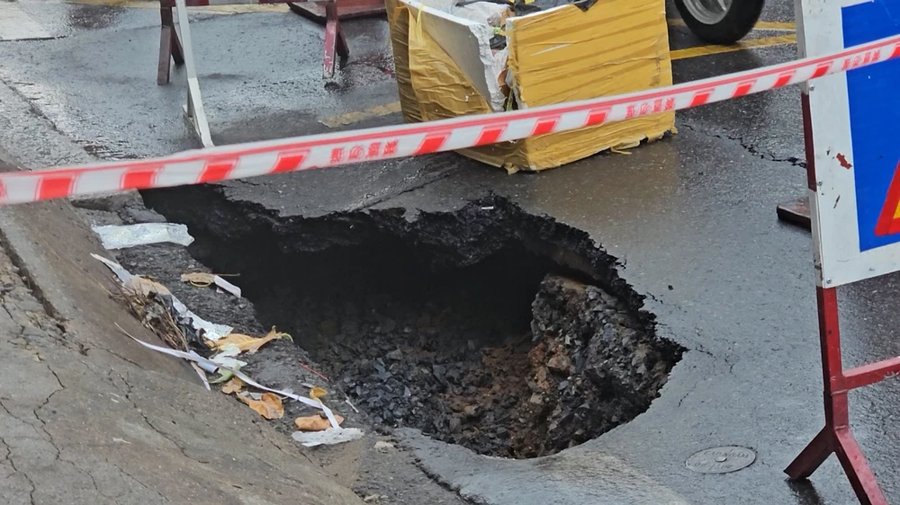 Hố sụt lún sâu 2m xuất hiện trên đường Âu Cơ sau mưa lớn
