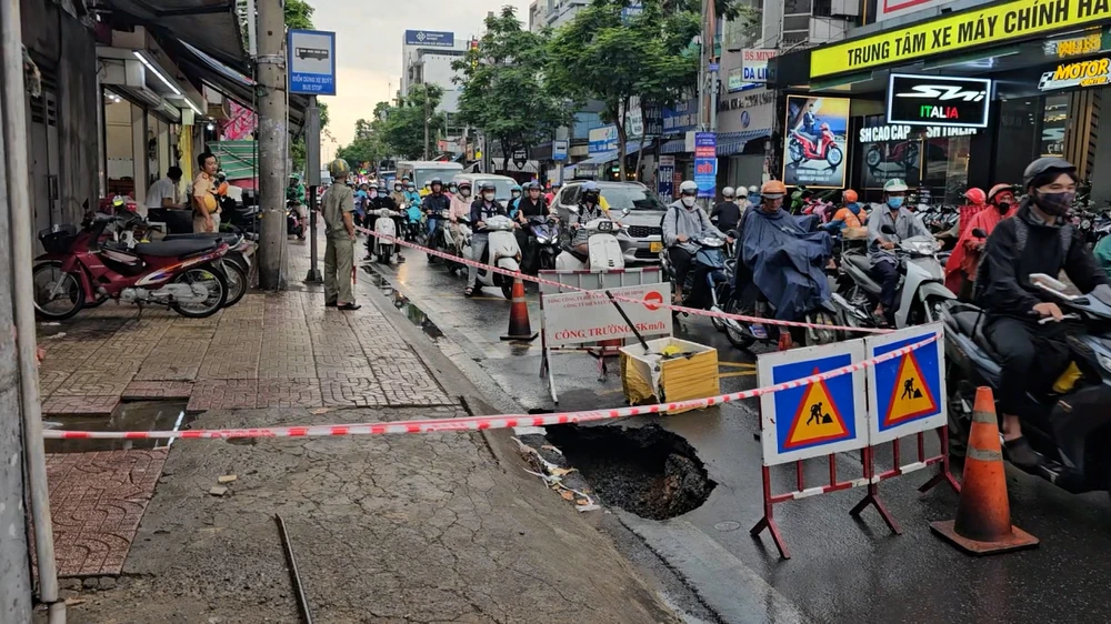 Hố sụt lún sâu 2m xuất hiện trên đường Âu Cơ sau mưa lớn