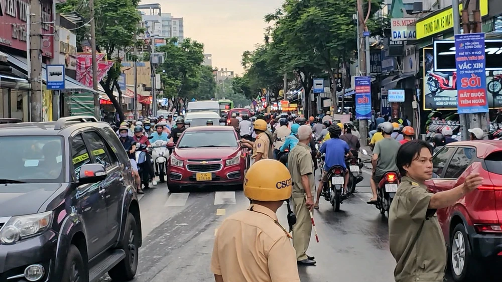 Hố sụt lún sâu 2m xuất hiện trên đường Âu Cơ sau mưa lớn