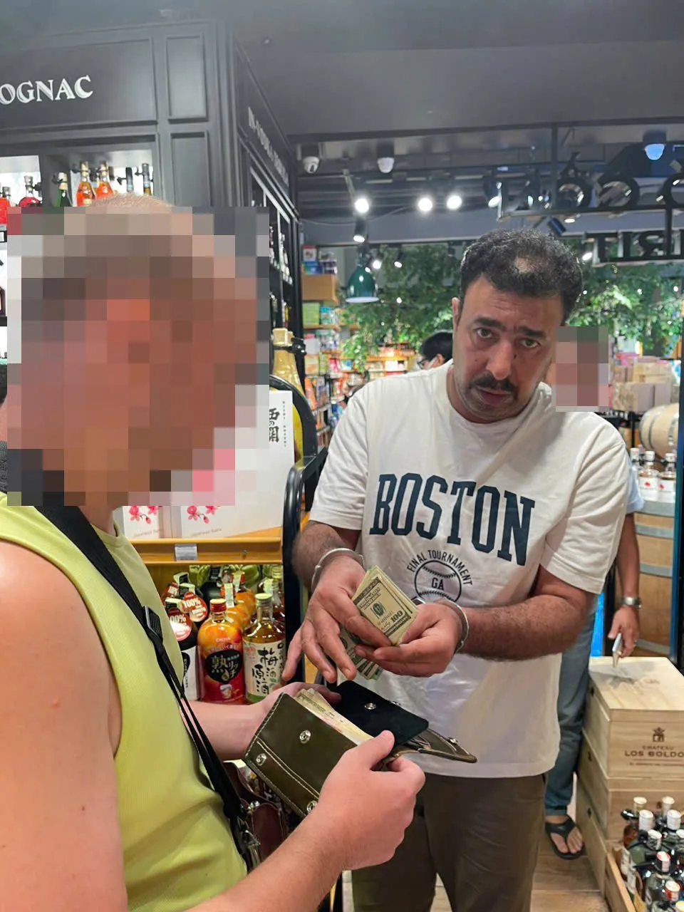 Người đàn ông ngoại quốc diễn ‘ảo thuật’ lấy hàng ngàn đô của du khách ở quận 1