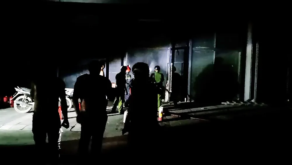 Cháy nhà tạm công trình ở quận 1 lúc rạng sáng, nhiều người hoảng loạn