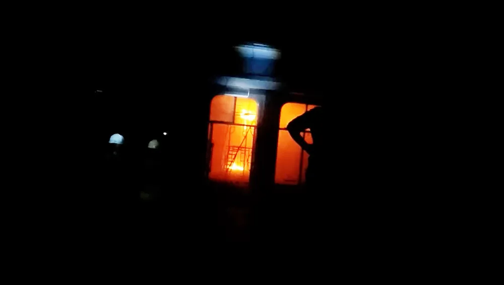 Cháy nhà tạm công trình ở quận 1 lúc rạng sáng, nhiều người hoảng loạn