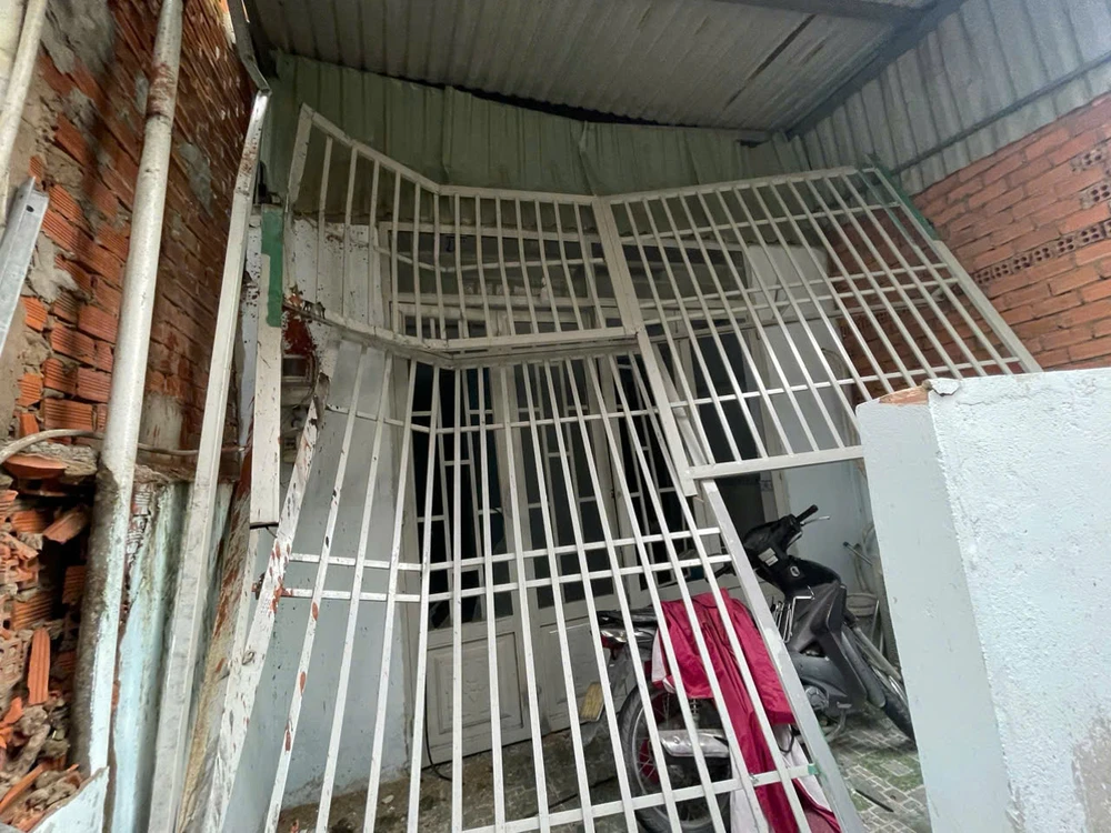 Tường nhà, khung sắt nhà hàng xóm bị đổ sập do ảnh hưởng từ vụ nổ. Ảnh: CTV no-lo-hoi-o-binh-chanh-6-can-nha-bi-sap-tuong-1-be-gai-bi-thuong-3.jpg