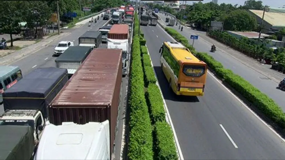 Ảnh hưởng từ vụ tai nạn khiến giao thông qua khu vực ùn ứ. Ảnh: HT tai-nan-o-gam-cau-vuot-tan-thoi-hiep-1-nguoi-tu-vong-9.jpg