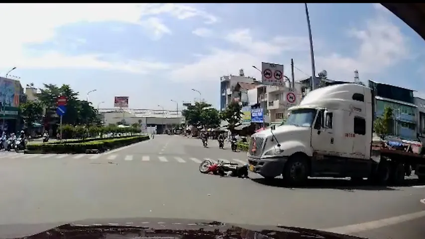 Hình ảnh chiếc xe máy cùng nạn nhân té ngã được camera hành trình của một phương tiện ghi lại. Ảnh: HT tai-nan-xe-may-va-xe-container-o-gam-cau-vuot-tan-thoi-hiep-1-nguoi-tu-vong-6.jpg