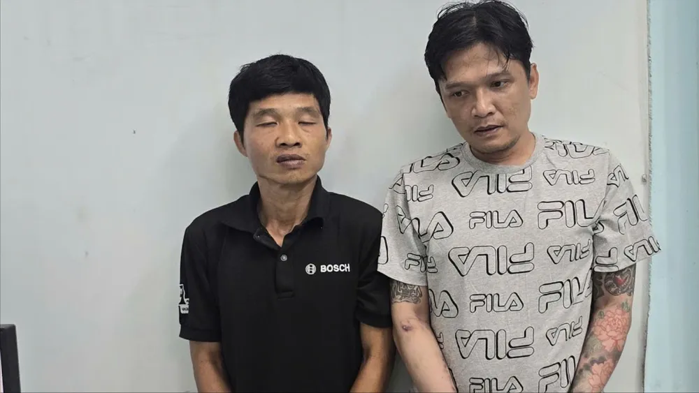 Phong và Hùng tại cơ quan điều tra. Ảnh: CA CSHS, sinh viên thực tập và người dân cùng đuổi cướp ở trung tâm TP