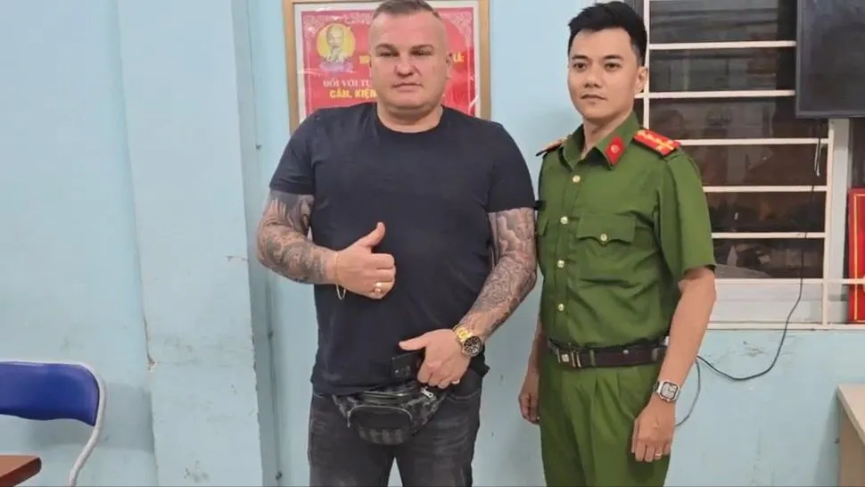 Nhận được dây chuyền do công an trả lại, ông Ahrner bày tỏ bất ngờ, cảm kích. Ảnh: CA cshs-sinh-vien-thuc-tap-va-nguoi-dan-cung-duoi-cuop-o-trung-tam-tp.jpg