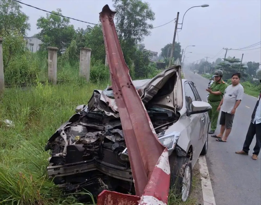 Ô tô 4 chỗ tông thẳng vào taluy sắt trên Tỉnh lộ 15, tài xế thoát nạn