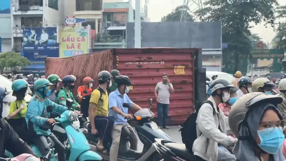 Xe container lật ở Ngã sáu Cộng Hòa, giao thông 4 đường ở 4 quận rối loạn