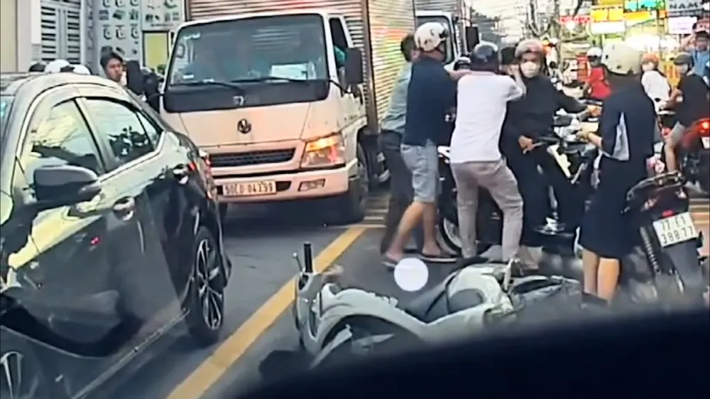 Người dân sau đó đã khống chế người này tại hiện trường. Ảnh cắt từ clip nhom-nguoi-ep-xe-danh-hoc-sinh-giua-duong-o-quan-12-la-ai.jpg