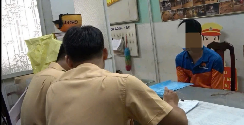 Người chặn xe cấp cứu bị cảnh sát giao thông lập biên bản, tạm giữ xe