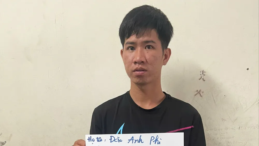 Phi tại cơ quan điều tra. Ảnh: CA dap-vo-kinh-cua-nem-son-va-mam-tom-vao-nha-o-quan-3.jpg