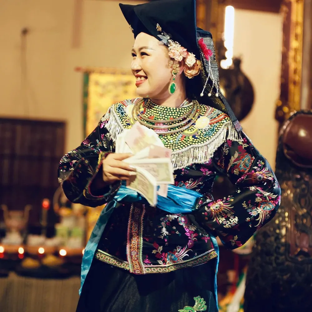 'Cô đồng' Phan Thị Thu Trang khá nổi trên mạng xã hội. Ảnh facebook nhân vật