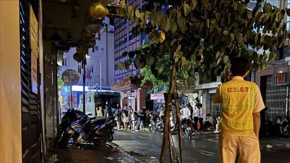 Cảnh sát kiểm tra quán bar Empire, đưa hơn 200 người về trụ sở