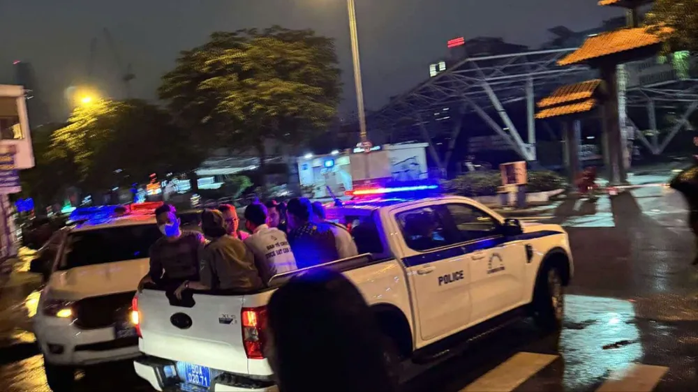 Cảnh sát kiểm tra bar Empire, đưa hơn 200 người về trụ sở