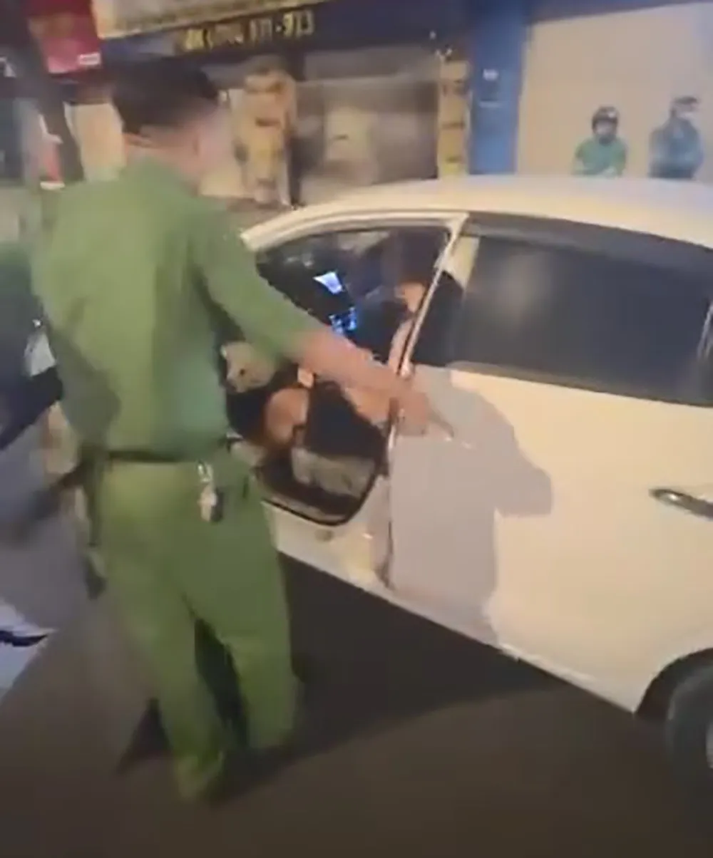 Tài xế điều khiển ô tô bỏ chạy khiến cửa xe đập vào mặt công an ở Gò Vấp