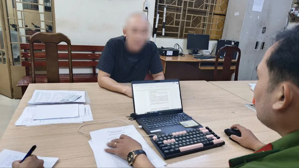 Công an hiện đang lập hồ sơ, thực hiện các biện pháp xử lý với ông T. Ảnh: CA bat-tai-xe-lai-o-to-bo-chay-khien-cua-xe-dap-vao-mat-cong-an-o-go-vap-2.jpg
