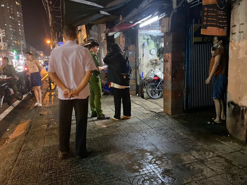 Công an sau đó phong tỏa khu vực để phục vụ khám nghiệm. Ảnh: HT nguyen-nhan-ban-dau-vu-no-thung-phi-o-quan-6-1.jpg