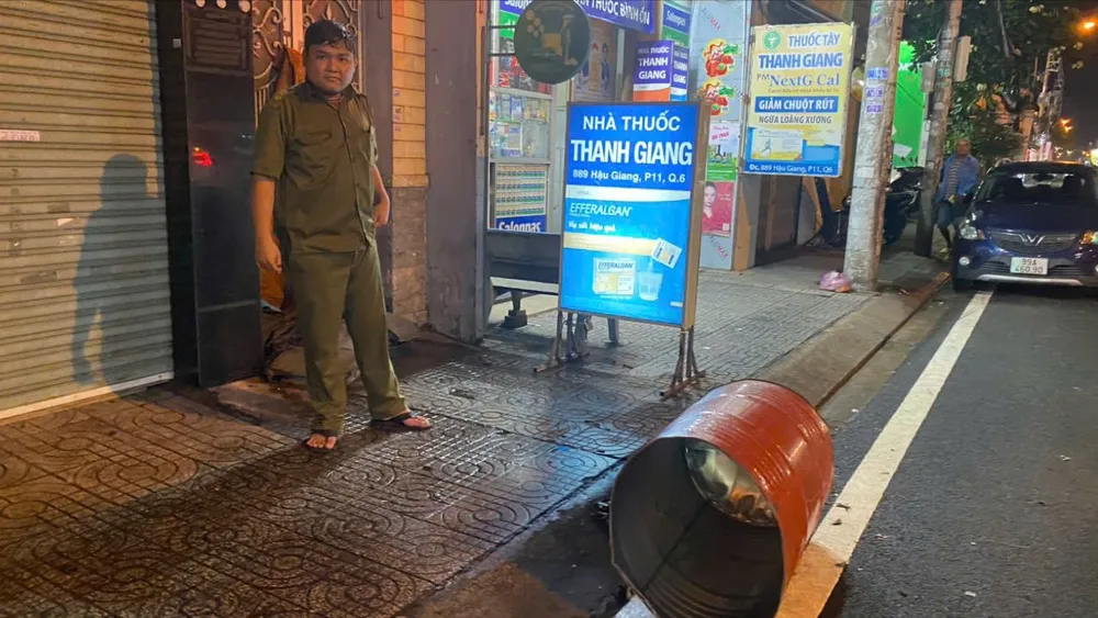 Chiếc thùng phuy phát nổ khiến một người bị thương. Ảnh: HT Nguyên nhân ban đầu vụ nổ thùng phi khiến một người bị thương ở Quận 6