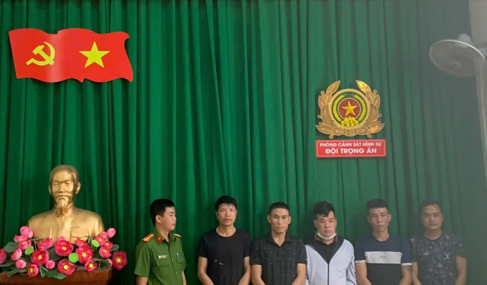 Băng nhóm trộm cắp, tiêu thụ xe máy vừa được Đội 2, PC02 triệt phá. Ảnh: CA Băng trộm xe diễn trò ‘để anh đóng cửa cho’ rồi đột nhập nhà trọ