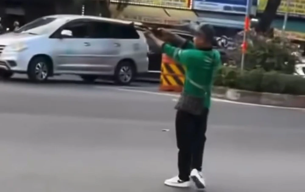 Thanh niên cầm súng nhựa dọa tài xế gây kẹt cứng trước Bến xe miền Tây