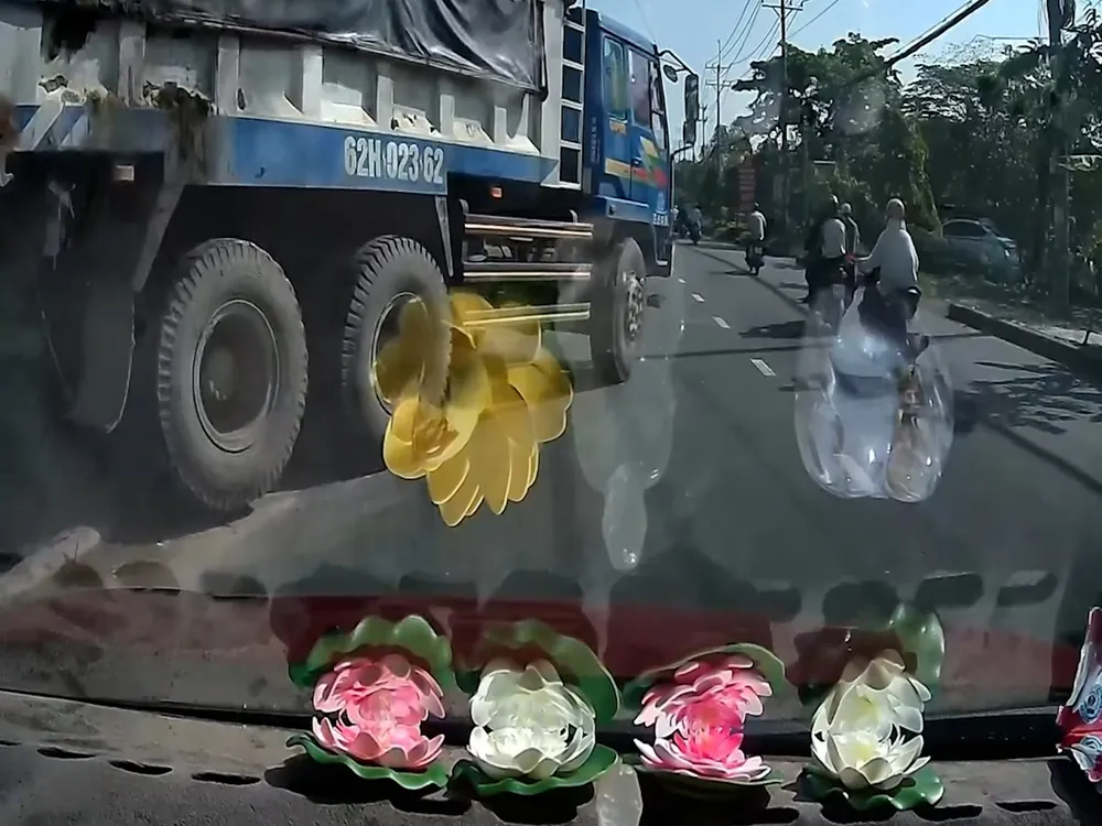 CSGT xác minh, xử lý vụ xe ben vượt qua dải phân cách cứng trên đường Nguyễn Văn Linh