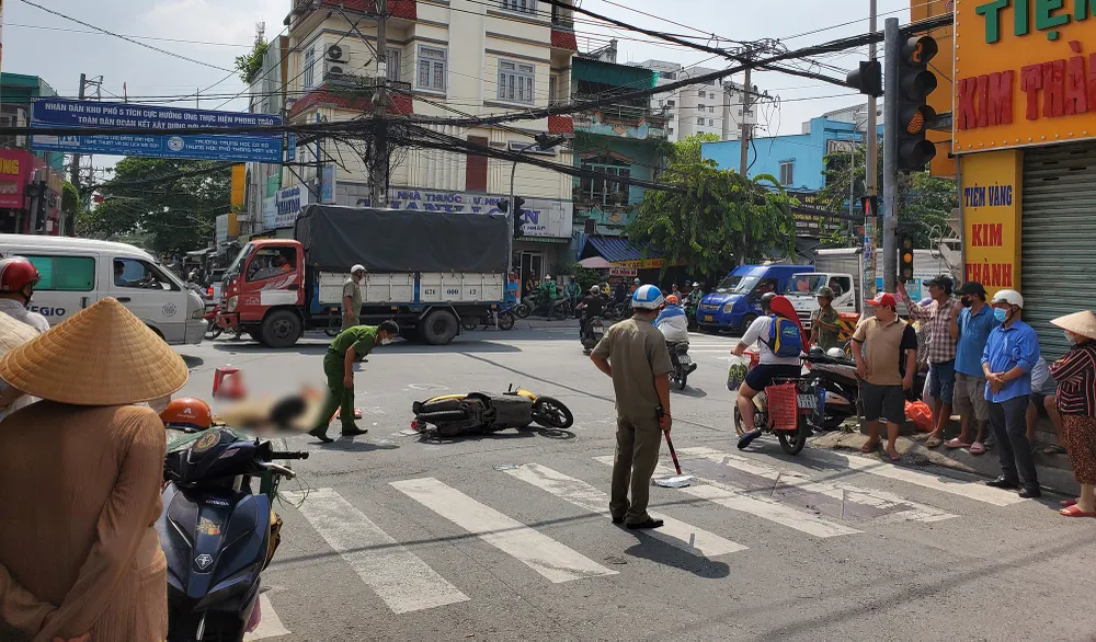 Chở con gái đi học về, người mẹ bị xe bồn cán tử vong ở Quận 12