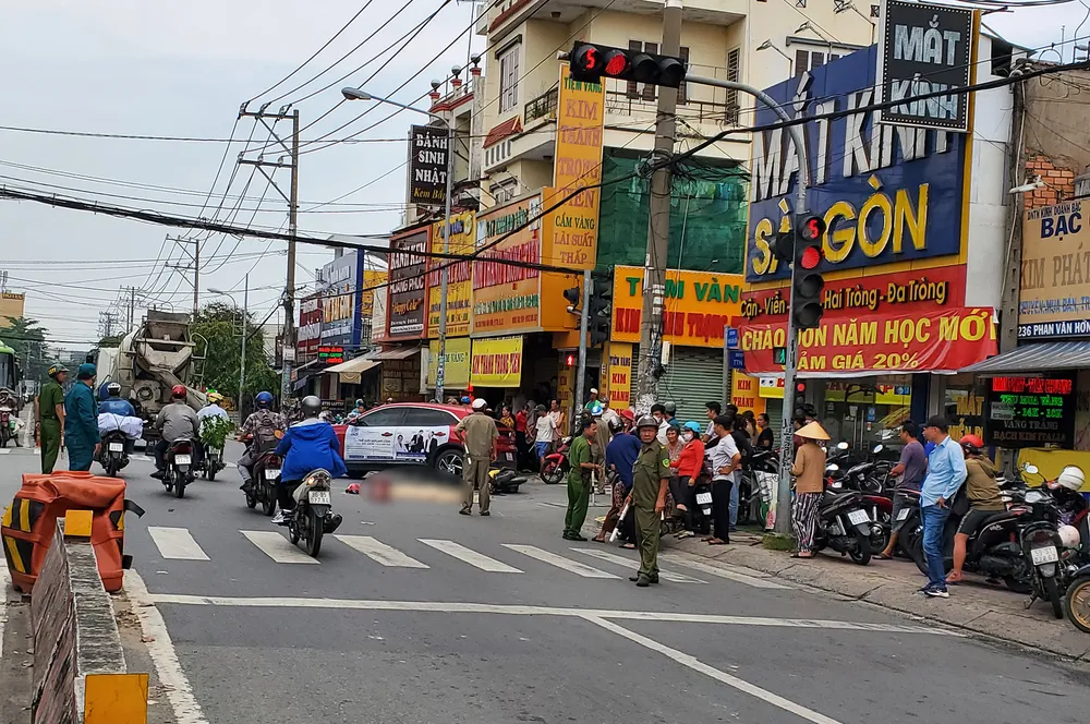 Chở con gái đi học về, người mẹ bị xe bồn cán tử vong ở Quận 12