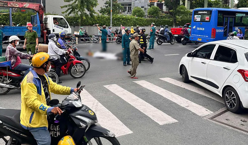 Ngã trúng xe buýt sau va chạm, người đàn ông tử vong ở Gò Vấp
