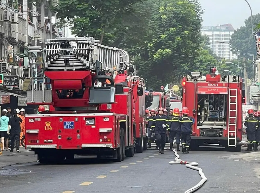 Cháy nhà ở Quận 10, cụ bà tử vong, nhiều người được cảnh sát cứu