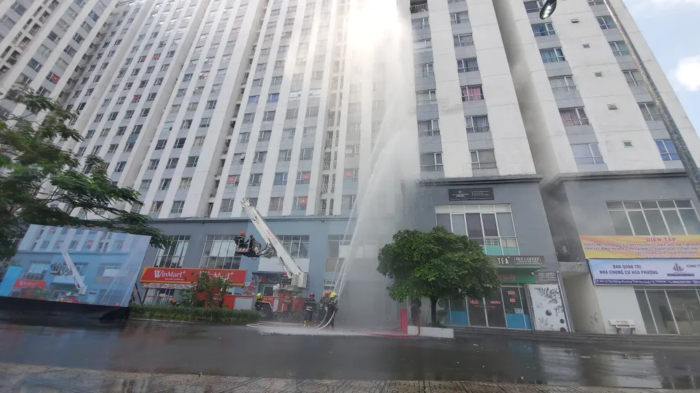 Quận 12: Diễn tập xử lý tình huống cháy nổ tại chung cư 20 tầng ven Quốc lộ 1
