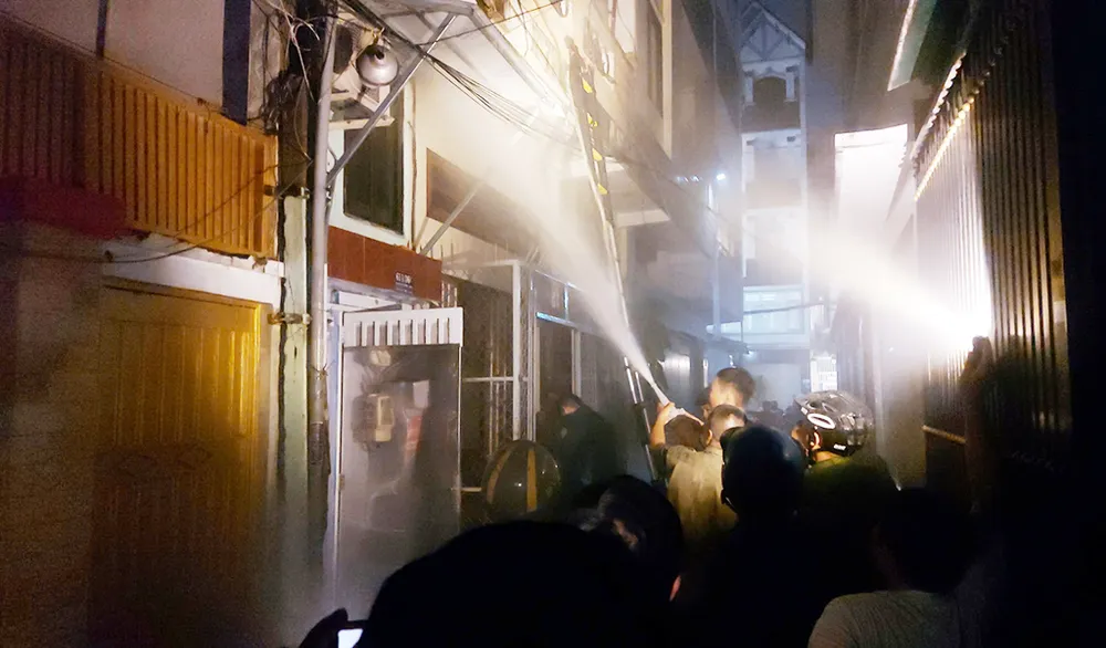 2 người mắc kẹt trong đám cháy nhà ở Quận 3 được tổ liên gia cứu kịp