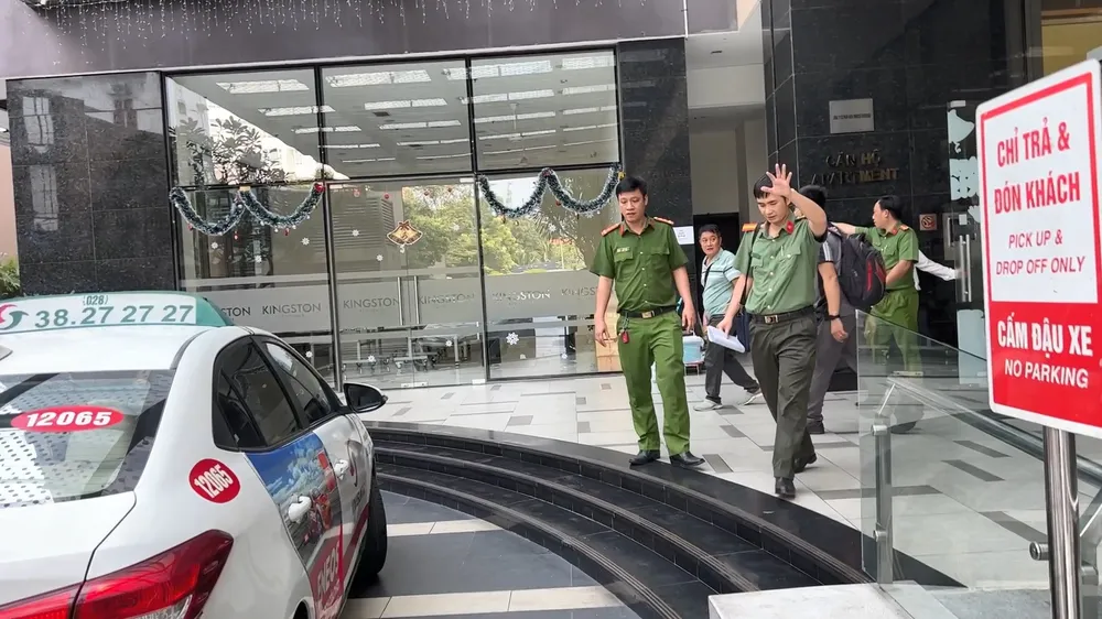 Clip Bộ Công an khám xét nhà riêng, nơi làm việc của Viện Trưởng Viện y học dân tộc TP.HCM