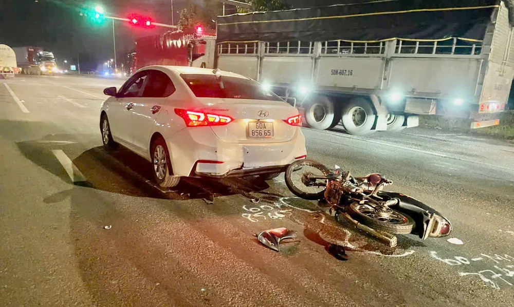 Người đàn ông tông thẳng vào đuôi xe ô tô đang dừng đèn đỏ trên quốc lộ 1. Ảnh: PH