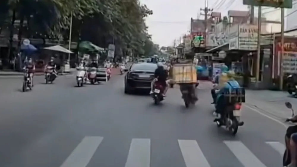 Công an quận Bình Tân đã xác minh, mời làm việc với nam thanh niên đạp ngã xe người đi đường. Ảnh cắt từ clip Người vung chân đạp ngã xe máy ở Bình Tân là ai