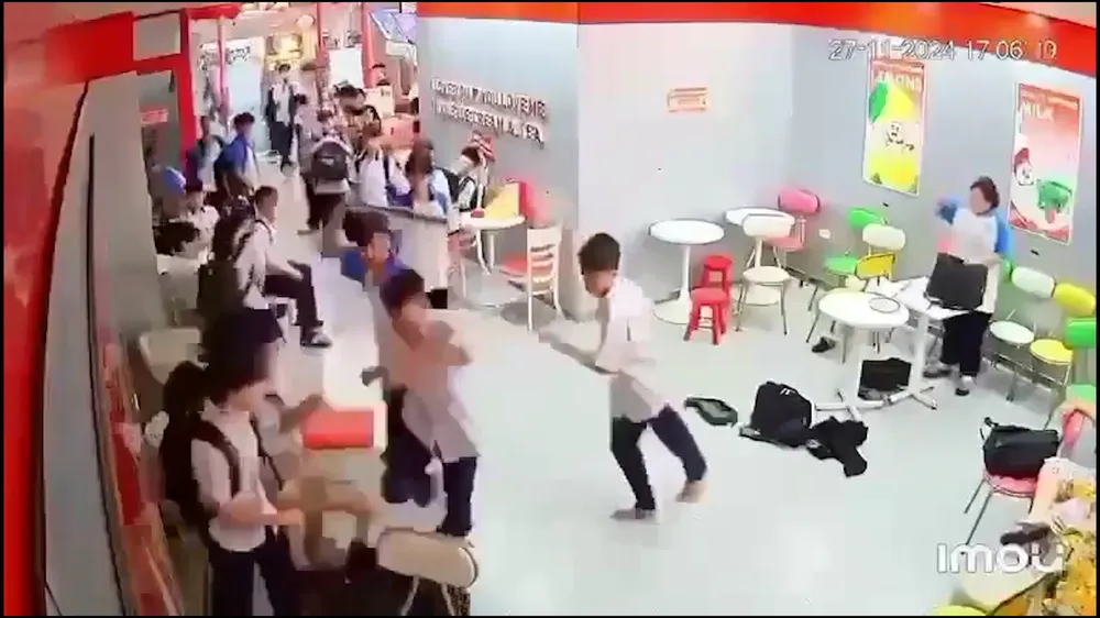 Công an xác minh vụ học sinh dùng gậy bóng chày đánh nhau trong quán kem