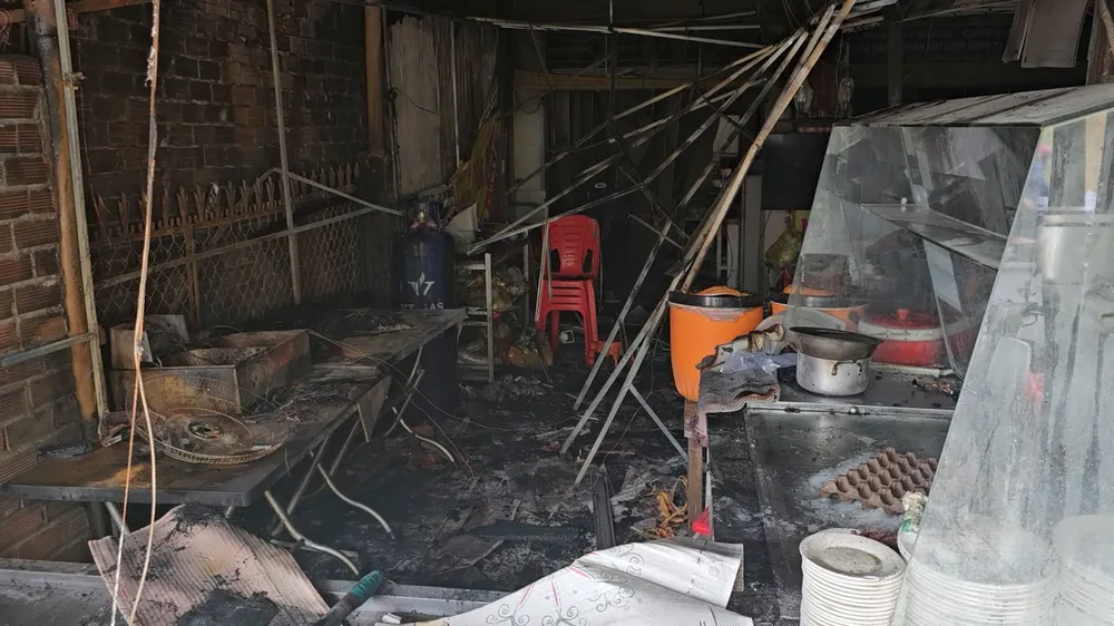 Cháy quán cơm gà, cảnh sát xông vào đám lửa cứu 2 người