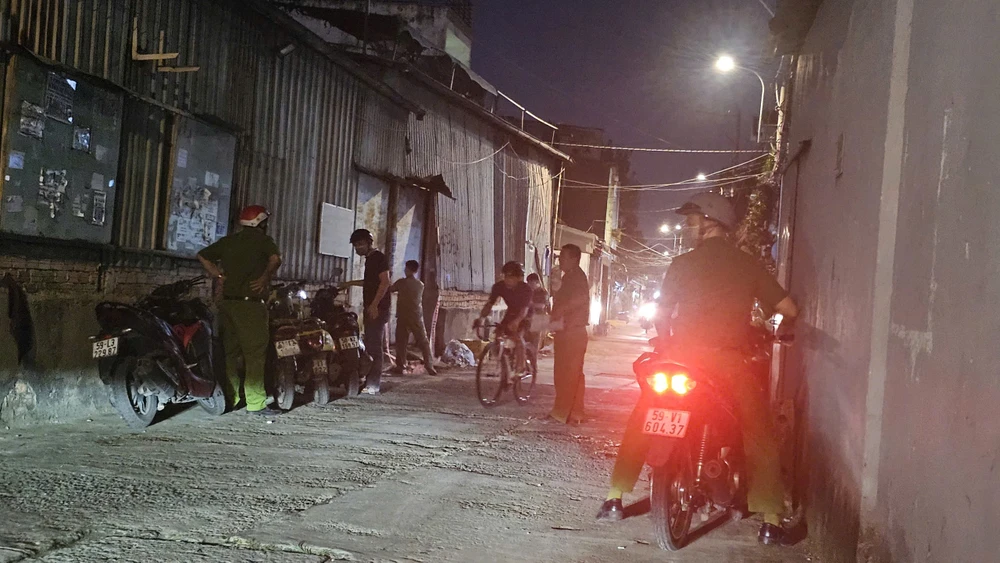 Lửa bốc lên từ xưởng cơ khí sau tiếng nổ ở Bình Tân, hai người bị thương