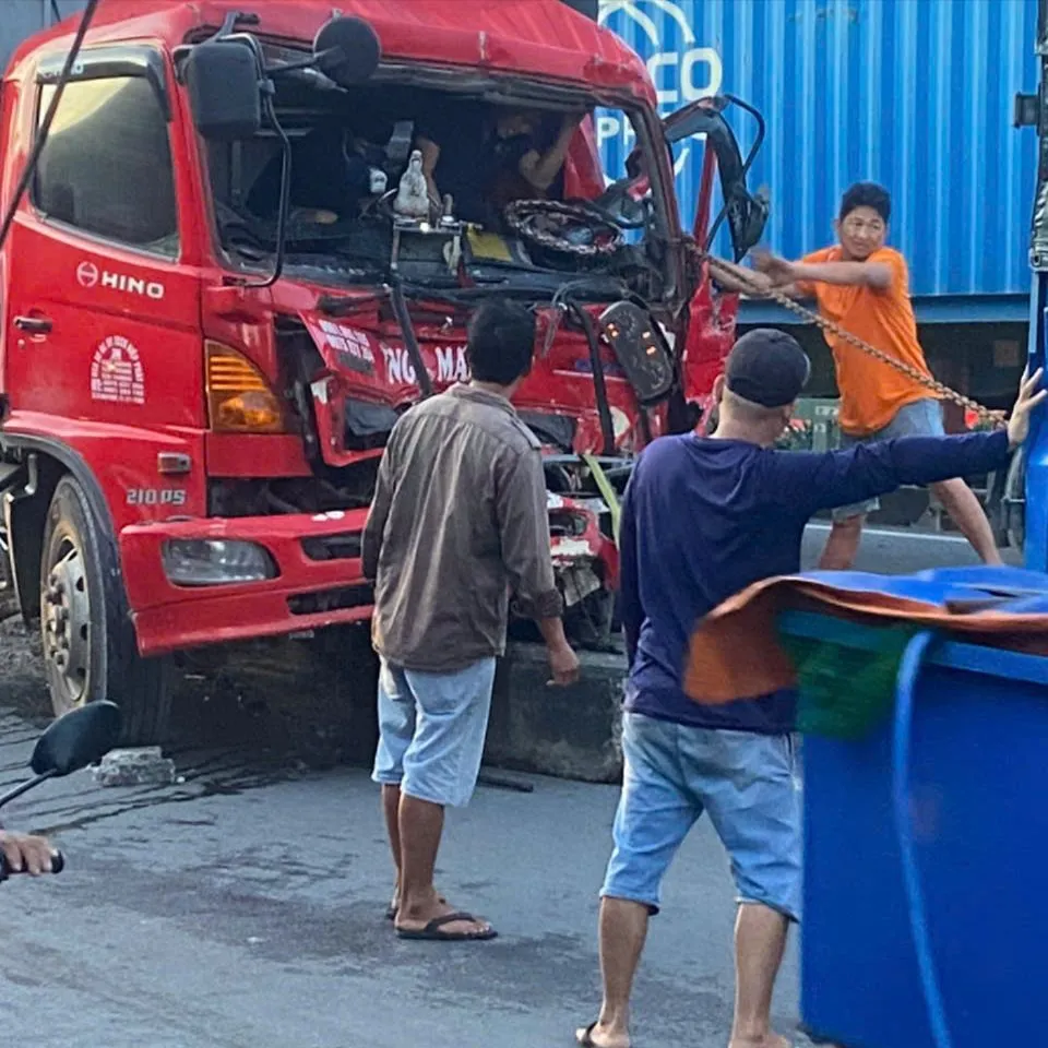 Người dân giải cứu tài xế xe tải mắc kẹt sau khi tông container trên Quốc lộ 22