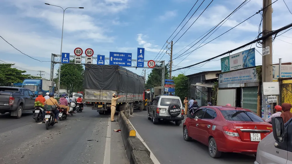 Người dân giải cứu tài xế xe tải mắc kẹt sau khi tông container trên Quốc lộ 22