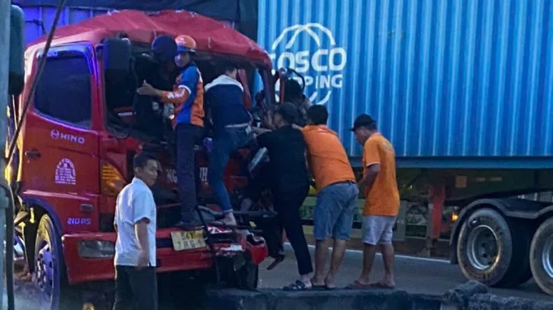 Người dân giải cứu tài xế xe tải mắc kẹt sau khi tông container trên Quốc lộ 22