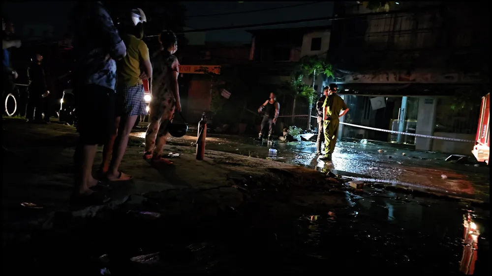 Cháy dữ dội tiệm spa lan qua 2 nhà hàng xóm ở Bình Tân